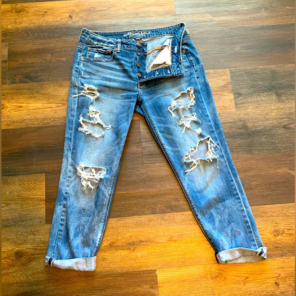AMERICAN EAGLE OUTFITTERS Cropped Medium Wash Tomgirl Mom Jean